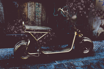 Ein aufgemotztes, gestyltes Motorroller Ähnliches Gefährt an einer Mauer abgestellt.
