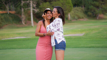 Mujeres Jóvenes lesbianas en pareja pasando una tarde posando para unas fotos de stock en un campo...