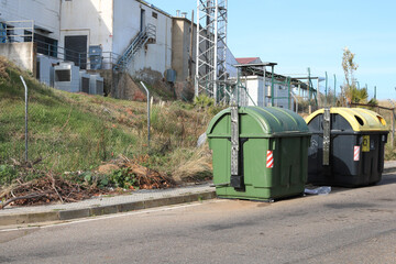 Garbage containers for selective dumping, selective focus