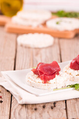 Rice cakes with milk flakes and cold beef.