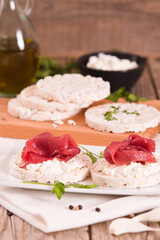 Rice cakes with milk flakes and cold beef.