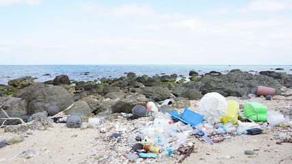 海岸にプラスティックゴミ