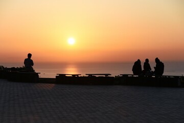 Fototapeta na wymiar The scene at the moment of sunrise and the silhouette of the family. 