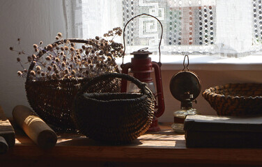 rustykalne wnętrze i stare kosze, rustic interior and old wicker baskets
