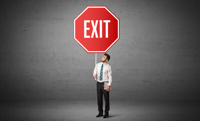 Obraz premium Young business person holding road sign