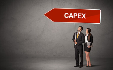 Obraz premium Young business person in casual holding road sign