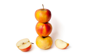 Elstar Apfel hochgestapelt und aufgeschnitten,
Vom Hintergrund freigestellt, 

