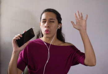 Mujer con teléfono feliz 