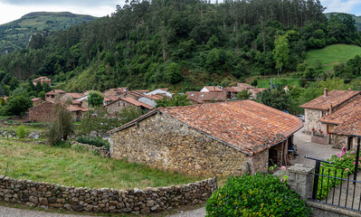 Vista de casas antiguas de piedra en el pueblo de Carmona, en la Cantabria rural de España, verano de 2020