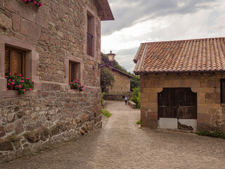 Vista de casas antiguas de piedra en el pueblo de Carmona, en la Cantabria rural de España, verano de 2020