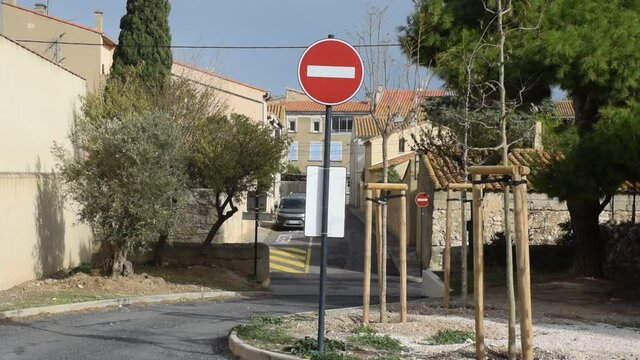 Panneau de signalisation sens interdit &agrave; Leucate village, Aude, Languedoc, Occitanie.
