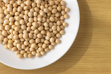 皿にのせた沢山の大豆