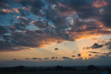 Fototapeta premium 夕焼け空と太陽光線