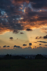 夕焼け空と太陽光線