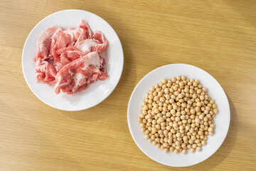 大豆と豚肉。大豆ミートのイメージ