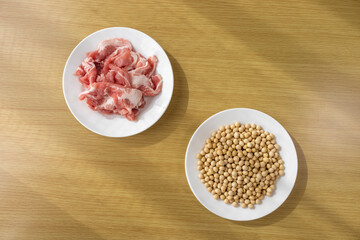 大豆と豚肉。大豆ミートのイメージ