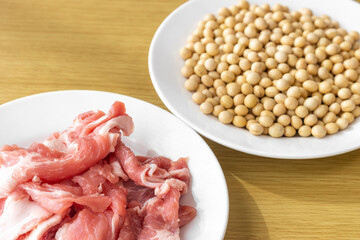 大豆と豚肉。大豆ミートのイメージ
