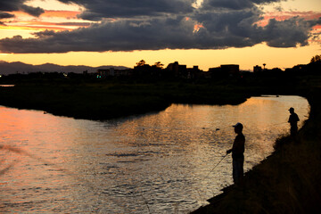 Fototapeta premium 多摩川の夕暮れ、釣り人