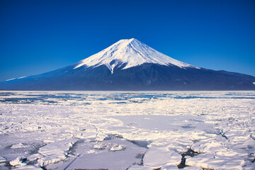 オホーツク海の流氷と富士山の合成写真