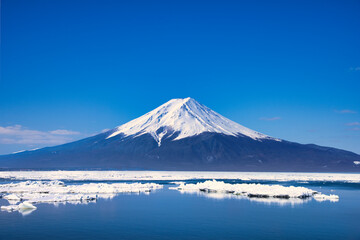 オホーツク海の流氷と富士山の合成写真 © san724