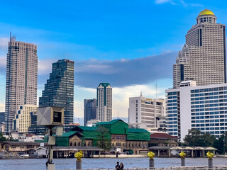 Obraz premium Beautiful views of Chaophraya River and Silhom district of Bangkok BKK thailand at Sunset
