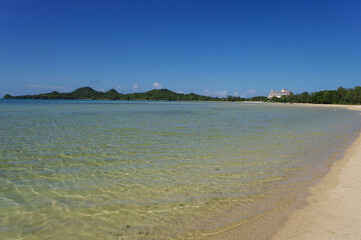 カーブした砂浜が続く底地ビーチ