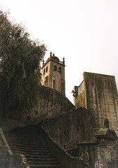 Fototapeta na wymiar Escaleras y torre en lo alto