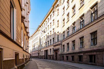 Fototapeta na wymiar ヨーロッパの街並み、壁に囲まれた通り 