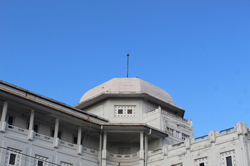 Obraz premium Old building with typical European architecture in white with a round dome with a clear sky background