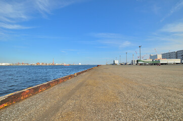 川崎市東扇島の埠頭と川崎工業地帯の風景