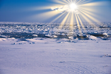 オホーツク海の流氷に差し込む太陽光線