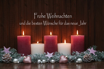Weihnachtskarte: Kerzen und Weihnachtsschmuck mit dem Text Frohe Weihnachten