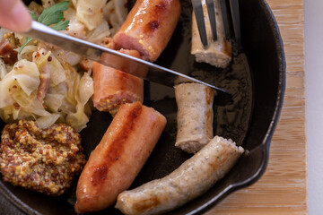 スキレットとカットされるソーセージ　sausage