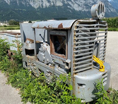 Stollen Bergbau Bergwerk Fahrzeuge antik Lore G&uuml;terlore Grubenbahn F&ouml;rderwagen Muldenwagen Rost ausgedient in Tirol &Ouml;sterreich