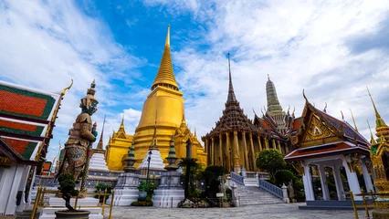 Fototapete Rund Beautiful landscape of Wat Phra Si Rattana Satsadaram (Wat Phra Kaew) or Temple of the Emerald buddha over blue sky and white cloud. Most popular temple of tourist in Bangkok, Thailand © npstockphoto