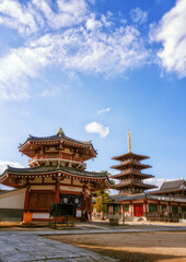 Fototapeta na wymiar 大阪、四天王寺の南鐘堂 (鯨鐘楼) と五重塔が見える境内風景