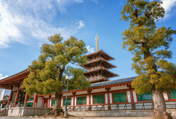大阪、四天王寺の中門 (仁王門）と五重塔が見える境内風景