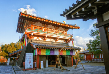 Naklejka premium 大阪、四天王寺の太鼓楼と知恵の輪が見える風景