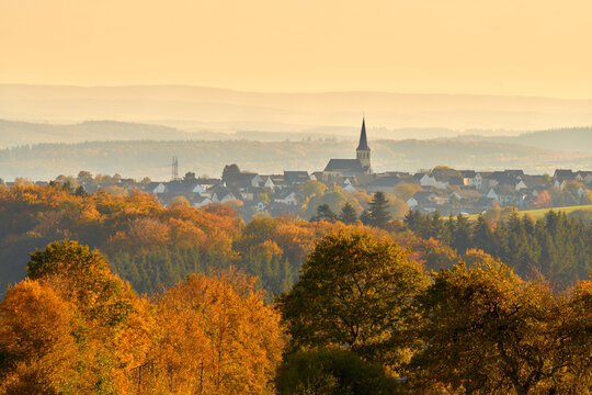 Eifellandschaft in Herbstkleid. die Aussicht &uuml;ber Hambuch Richtung Mosel und Hunsr&uuml;ck mit H&uuml;gel und bunten B&auml;umen