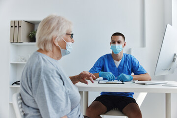 Obraz premium elderly woman at the doctor's and nurse's appointments checkup