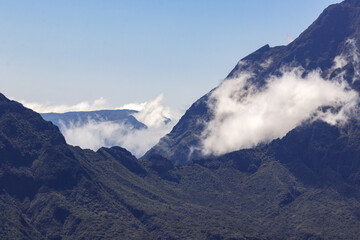 Berghänge mit Wolken am Maido, Reunion
