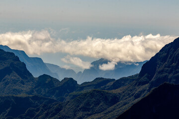 Berggipfel mit Wolken auf Mauritius, vom Maido aus