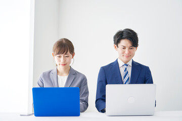 ビジネス　男女　パソコン 