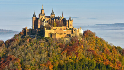 Fototapeta na wymiar Burg Hohenzollern im Herbst, Hohenzollern Castle in autumn,