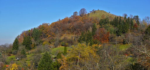 Fototapeta premium Georgenberg bei Pfullingen am Fuße der Schwäbischen Alb, Baden Württemberg, Deutschland
