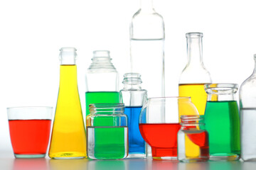 色の付いた水が入った瓶やコップ