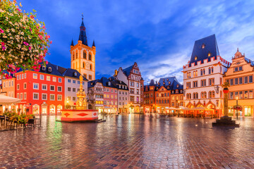 Trier, Germany. Hauptmarkt market square and St. Gangolf church. - obrazy, fototapety, plakaty