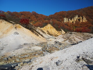 北海道の「地獄谷」（噴気をあげる爆裂火口群）の紅葉