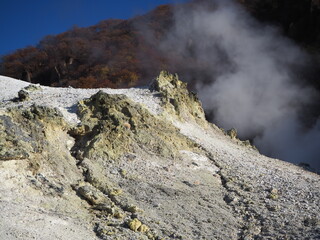 北海道の「地獄谷」（噴気をあげる爆裂火口群）の紅葉