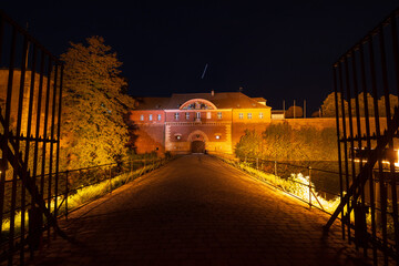 Zitadelle Spandau beleuchtet bei Nacht